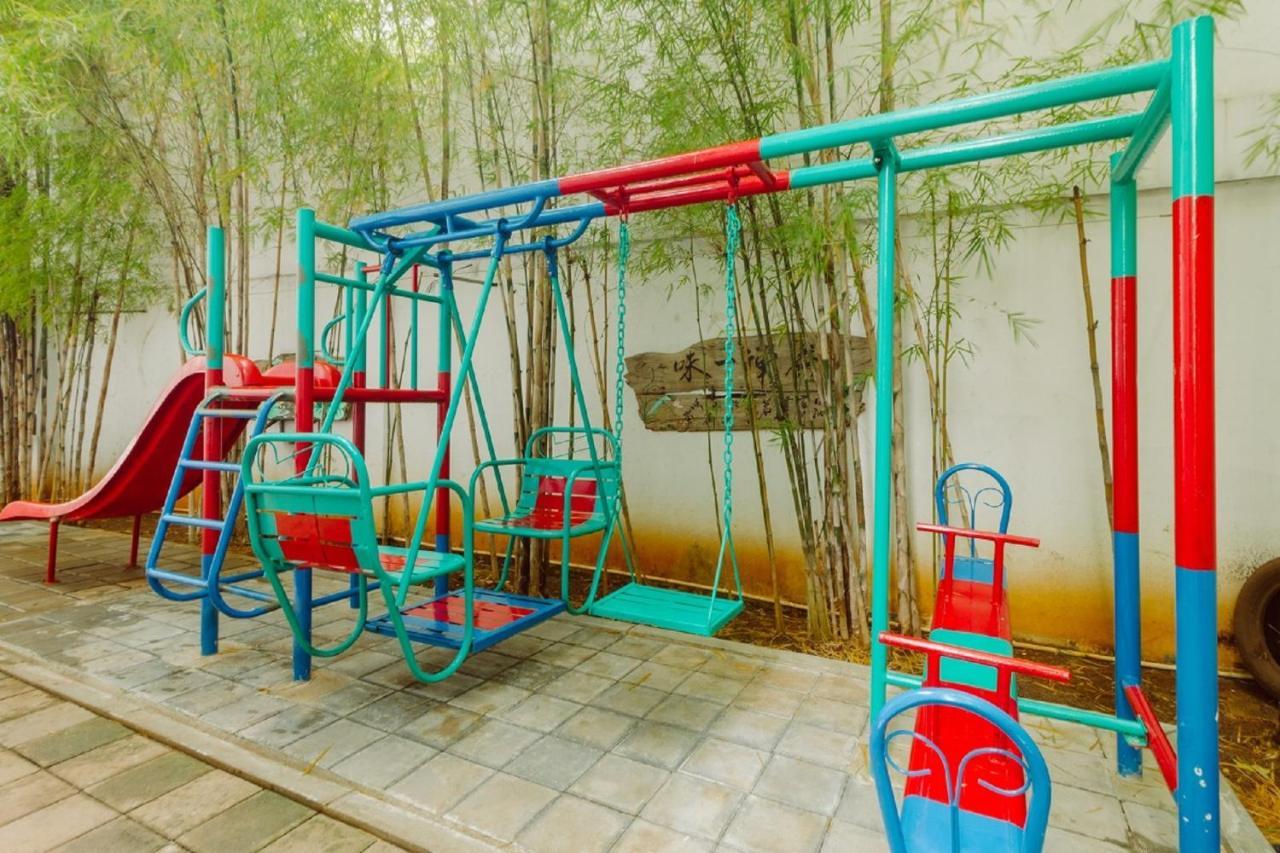 Urbanest Inn House Slipi Jakarta Exterior photo
