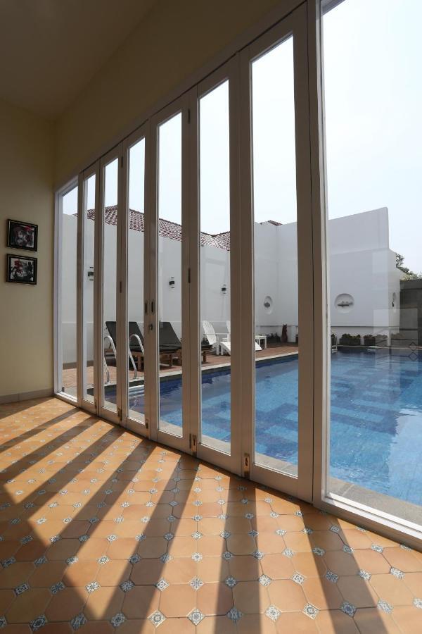 Urbanest Inn House Slipi Jakarta Exterior photo